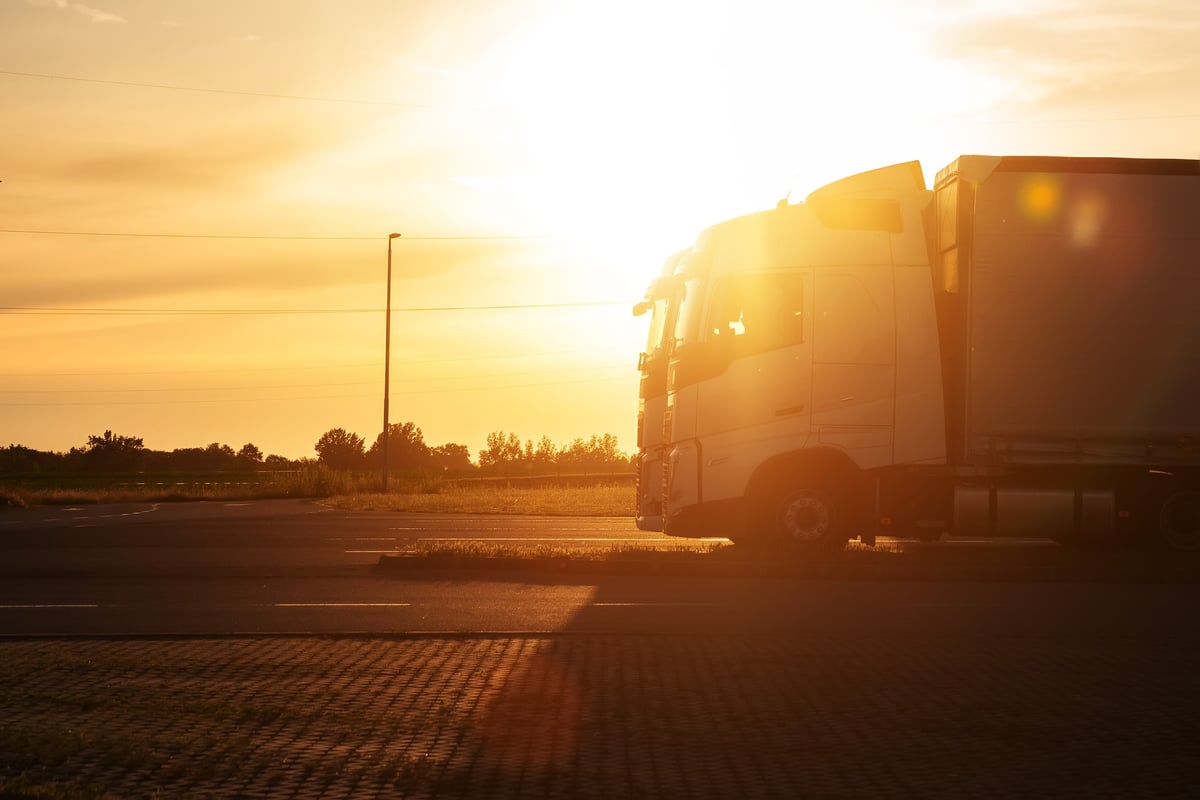 Volvo FH16 460 lastebiler parkert i solnedgang