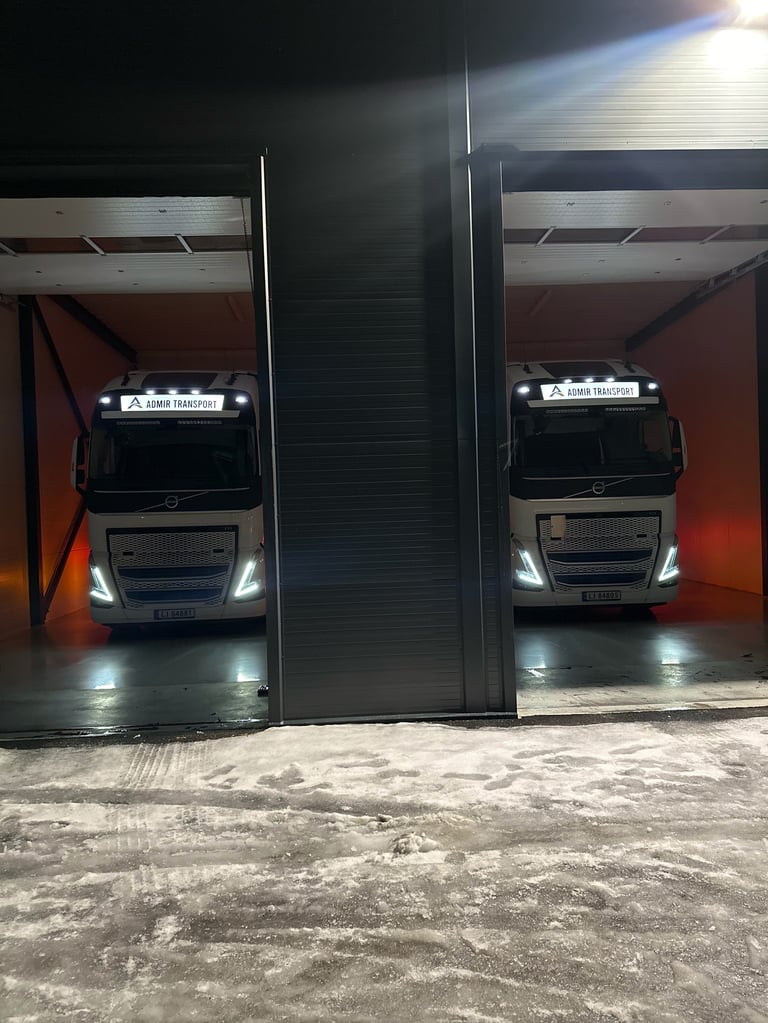 To store lastebiler parkert i garasje med headlights på